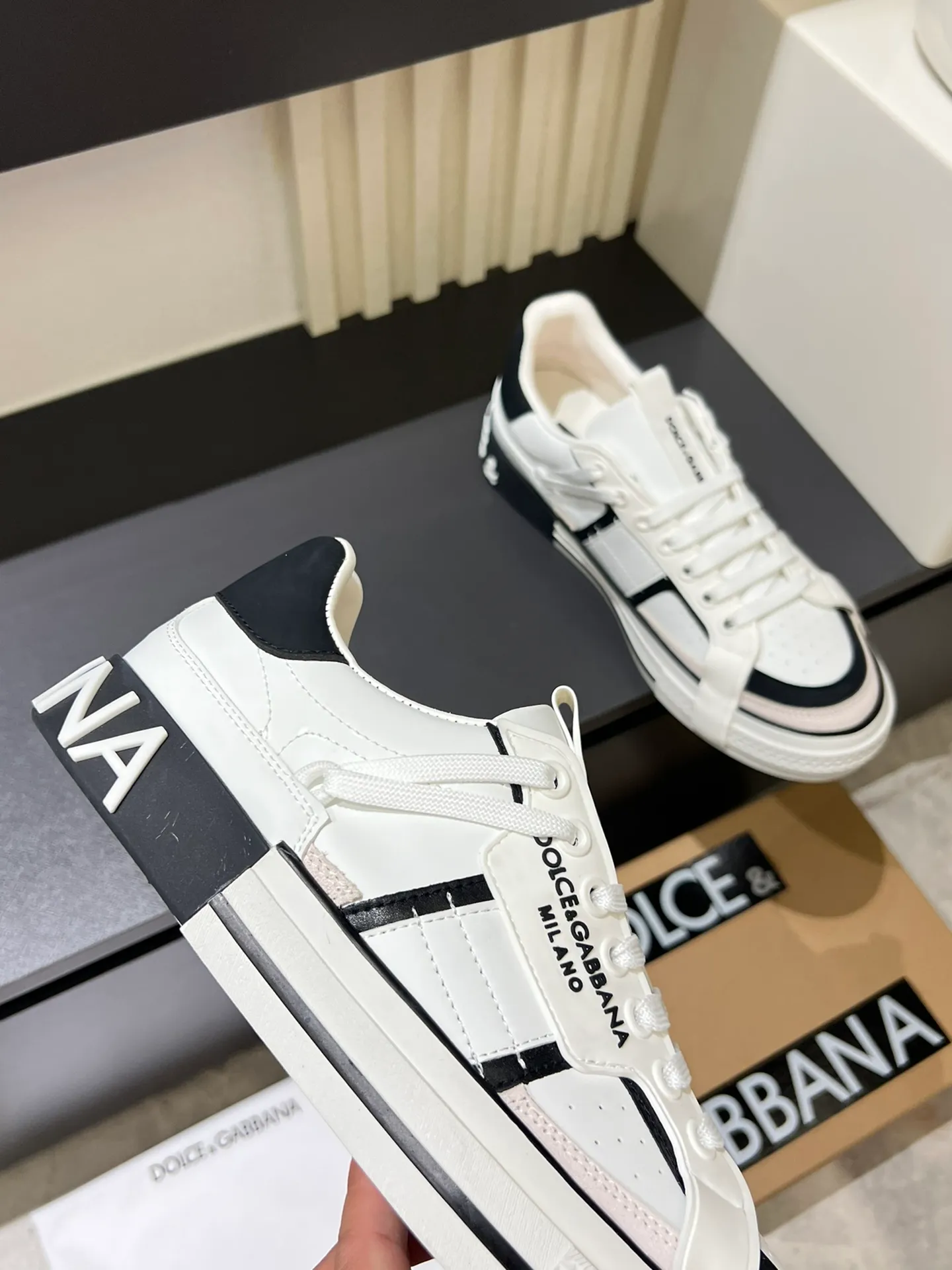 p480 Original order Couple model DG's new Custom 2.Zero sneakers combine the characteristic elements of the brand's two classic series, combining the simple and elegant silhouette of Portofino with the urban and capable attitude of Miami. Calfskin upper with contrasting details, micro-injection rubber logo on the side, laminated Dauphine leather heel, sheepskin lining, original outsole Size: Women's 35-40 (34, 41 can be ordered), Men's 38-44 (45, 46 can be customized)